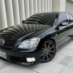 Toyota Crown Athlete Black Edition