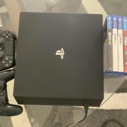 Playstation 4 Pro (Ps4 Pro) + 5 Games